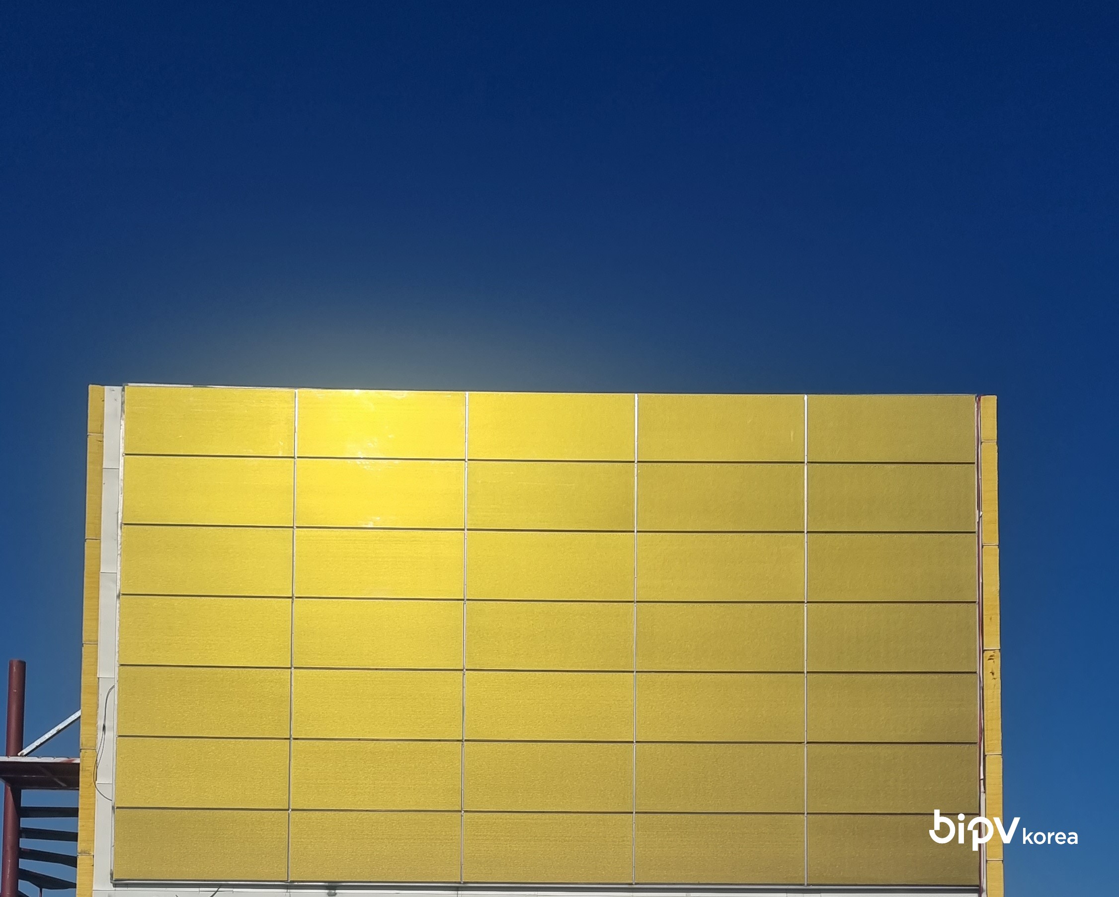 세종시 테슬라 공장 건물에 시공된 BIPV 설치 현장입니다. [첨부 이미지2]