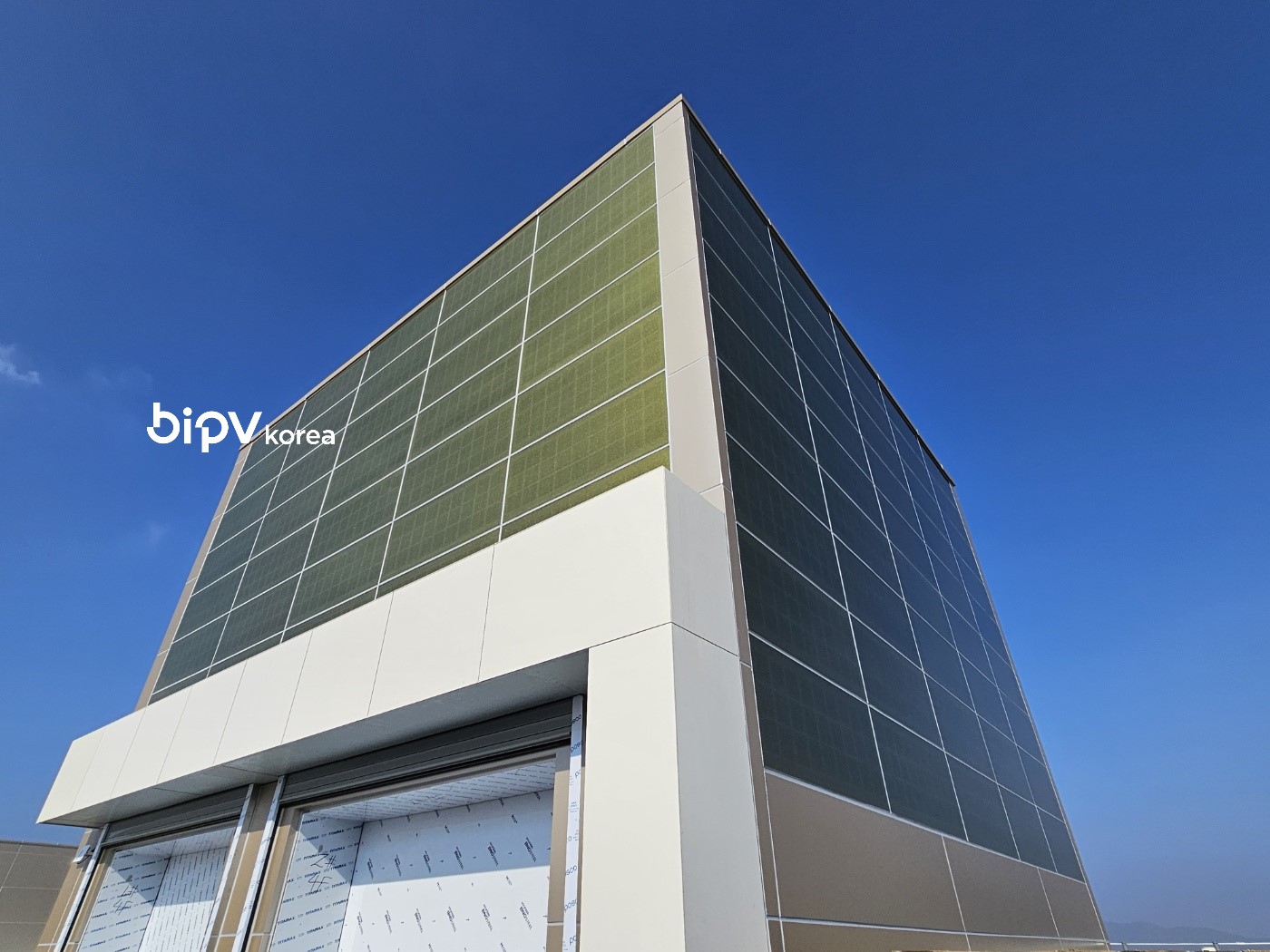 세종시 테슬라 공장 건물에 시공된 BIPV 설치 현장입니다. [첨부 이미지3]